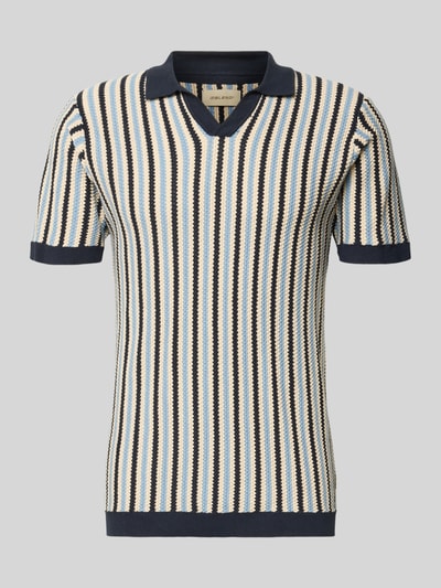 Produktfoto, Regular Fit Poloshirt in Strick-Optik Modell 'Carly' von Blend, Herren Poloshirt aus reiner Baumwolle, kurzärmelig, Polokragen, Rückenlänge bei Größe M 72 cm, gestreiftes Design in Blau, Beige und Weiß.