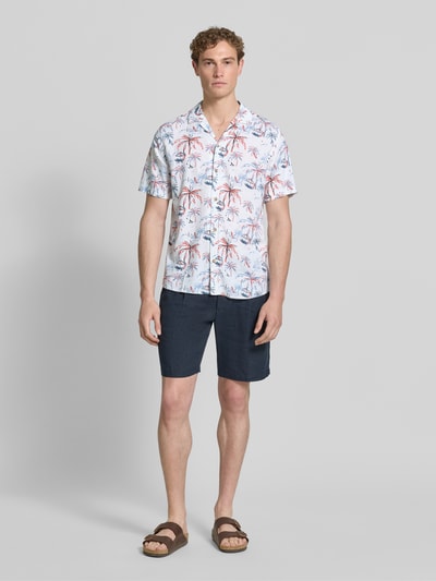 Männermodel trägt Regular Fit Freizeithemd aus Viskose-Leinen-Mix von Tom Tailor, Optik:Allover-Muster, Ganzkörperansicht von vorne.