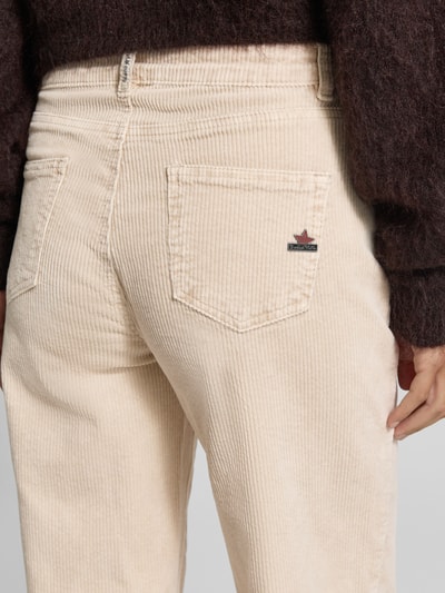 Männermodel trägt Straight Fit Cordhose mit breitem Saumabschluss von BUENA VISTA, jednokolorowy sztruks, 5 kieszeni, wysoki stan, zapięcie na guzik i ukryty zamek błyskawiczny, wykończenie: sztruks, detailaufnahme.