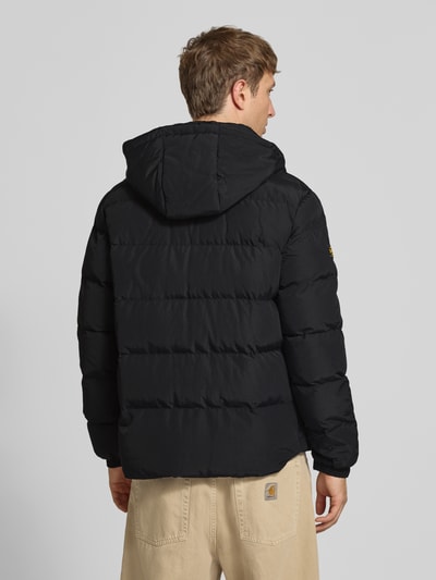 Mannenmodel draagt zwarte Heren jack met capuchon Model 'CLASSIC EVEREST' van Superdry, recht model, labelpatch, steekzakken, mouwsluitingen, drukknoop- en ritssluiting, ruglengte maat M 75 cm, schouderbreedte 47 cm, borstwijdte 58 cm, mouwlengte 71 cm, volledig zicht van achteren
