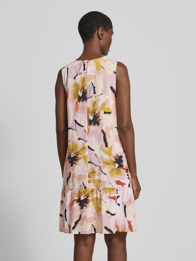 Modelka prezentuje Fließendes Kleid aus Baumwoll-Mix von Tom Tailor, efekt: wzór na całej powierzchni, krój: luźny, długość do kolan, okrągły dekolt, bez rękawów, materiał: mieszanka bawełny, widok całej sylwetki z tyłu.
