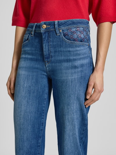 Vrouwenmodel draagt Jeans in verkorte pasvorm Modell 'KIRA 6/8' van Raffaello Rossi, katoenmix met stretch, siersteentjes, franjes, detailopname heup.