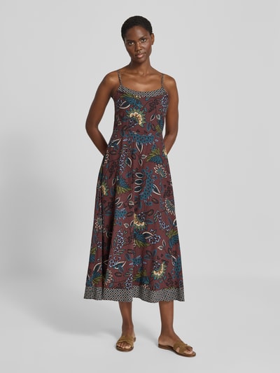 Frauenmodel trägt Midikleid aus Viskose-Mix mit Spaghettiträgern von zero mit floralem Muster, tailliertem Schnitt und tiefem Rundhalsausschnitt, Rückenlänge 105 cm, Brustweite 37 cm, Ganzkörperansicht von vorne.
