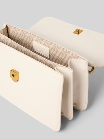 Produktfoto, Handtasche mit Label-Applikation von Liu Jo White in Creme mit Überschlag, Klickverschluss, Hauptfach, Tragehenkel, Schulterriemen, Breite 23 cm, Länge 14 cm, Tiefe 8 cm, Riemenlänge 110 cm, glatte Struktur, goldfarbener Verschluss, Innenfutter mit Muster