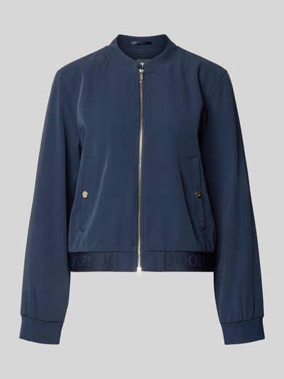 Produktfoto, kurtka Jacke mit Zweiwege-Reißverschluss Modell 'Junipa' von JOOP!, mieszanka materiałów z dodatkiem streczu, krój regular fit, stójka, zamek błyskawiczny dwustronny, długość tyłu w rozmiarze 36: 52 cm, szerokość w rozmiarze 36: 52 cm, długość rękawów w rozmiarze 36: 62 cm, kolor granatowy, gładka faktura