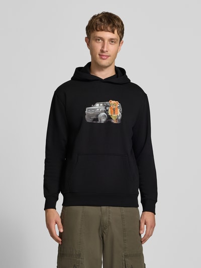 Männermodel trägt Relaxed Fit Hoodie aus katoenmix met motiefprint, kangoeroezak en elastische boorden van CHILL PILL, zwart, Ganzkörperansicht von vorne
