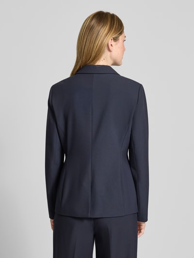 Frauenmodel trägt Regular Fit Blazer mit Viskose-Anteil von s.Oliver BLACK LABEL, efekt: jednolity kolor, krój regular fit, kołnierz z połami, rozcięcie, zapięcie na 1 guzik, długi rękaw, kieszenie z patką, Ganzkörperansicht Rückansicht
