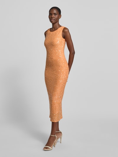 Frauenmodel trägt Midikleid mit Pailletten und rückseitigem Knopfverschluss von Little Mistress, figurbetonter Schnitt, Rundhalsausschnitt, Gehschlitz, orange Glanz, Ganzkörperansicht von vorne. Rückenlänge bei Größe 36: 123 cm, Brustweite bei Größe 36: 43 cm.