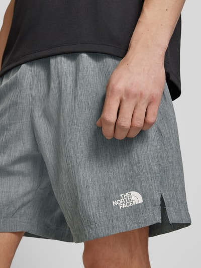 The North Face Regular fit korte broek met labelprint Grafiet - 3