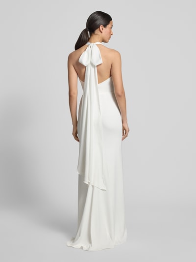 Kobieta modelka nosi długa sukienka 'Maxikleid mit Perlen und V-Ausschnitt' od Luxuar z szyfonu, taliowany krój, dekolt w serek, drapowania, perły, długość tyłu w rozmiarze 36: 127 cm, szerokość w rozmiarze 36: 40 cm, całość w kolorze białym, gładka tekstura, widok całej sylwetki od tyłu.
