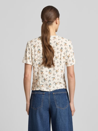 Männermodel trägt Slim Fit Bluse aus reiner wiskoza von Jake*s Casual z nadrukiem kwiatowym na całej powierzchni, dekolt w serek, z krótkim rękawem, listwa guzikowa, długość tyłu w rozmiarze 36: 50 cm, długość rękawa w rozmiarze 36: 20 cm, jasne kolory, tkanina gładka, Ganzkörperansicht Rückansicht.