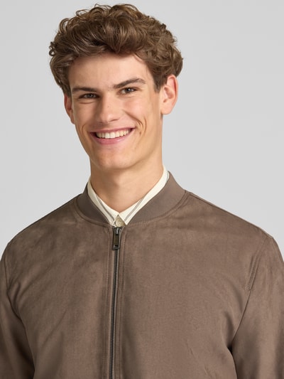 Männermodel trägt Regular Fit Bomberjacke in Lederoptik Modell 'LUCAS' von Only & Sons, Optik: Unifarben, Nahaufnahme Oberkörper.