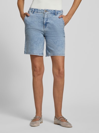 Vrouwenmodel draagt korte jeans van FREE/QUENT model 'Jane' in lichtblauw katoenmix met stretch, regular fit, steekzakken, binnenbeenlengte 21 cm, bandwijdte maat S 39 cm. Ganzlichaamsaanzicht van voren.
