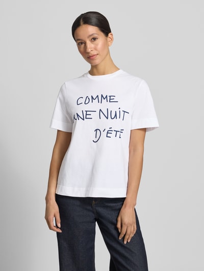 Frauenmodel trägt T-Shirt mit Statement-Print und Rundhalsausschnitt von Rich & Royal aus Reine Baumwolle im Relaxed-Fit, Rückenlänge bei Größe S: 59 cm, Ganzkörperansicht von vorne.