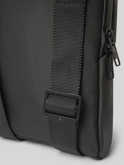 Produktfoto, Umhängetasche mit Logo-Detail von Porsche Design, schwarz, robuste Textur, Reißverschlusstasche, verstellbarer Riemen, Szerokość w rozmiarze 20 cm, długość 26 cm, głębokość 6 cm, długość paska 68 cm, kieszeń z magnesem wewnątrz