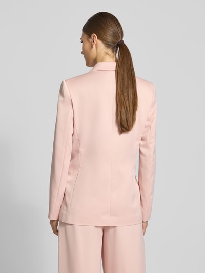 Frauenmodel trägt Relaxed Fit Blazer mit Reverskragen von Jake*s Collection in zartem Rosa, glatte Textur, Ganzkörperansicht Rückansicht.