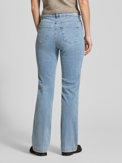 Vrouwenmodel draagt Flared Jeans aus Baumwoll-Mix Modell 'DREAM' van MAC met 5-pocket-design en statement-stitching, kleur lichtblauw, volledige lichaamsweergave achteraan.