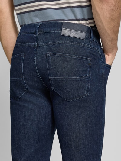 Männermodel trägt Regular Fit Jeans aus mix van katoen en kasjmier Modell 'Cadiz' van Brax, heren straight jeans, detailopname,