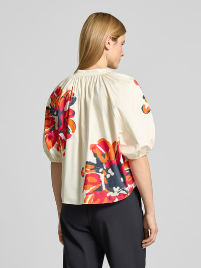 Frauenmodel trägt Regular Fit Bluse mit Tunikakragen und 1/2-Arm von HERZENS, cremefarben mit großem Blumenmuster, Rückenansicht. Baumwoll-Elasthan-Mix, Rückenlänge 57 cm, Ärmellänge 41 cm.