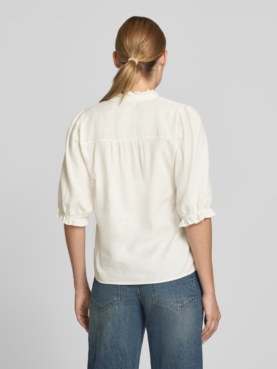 Frauenmodel trägt Bluse aus Leinen-Mix mit Puffärmeln Modell 'FALAKKA' von B.Young mit Serafino-Kragen, Straight Fit, 3/4-Arm, cremefarbener Stoff mit feiner Struktur, Leinen-Viskose-Anteil, Rückenlänge 59 cm, Ärmellänge 34 cm, Ganzkörperansicht Rückansicht.