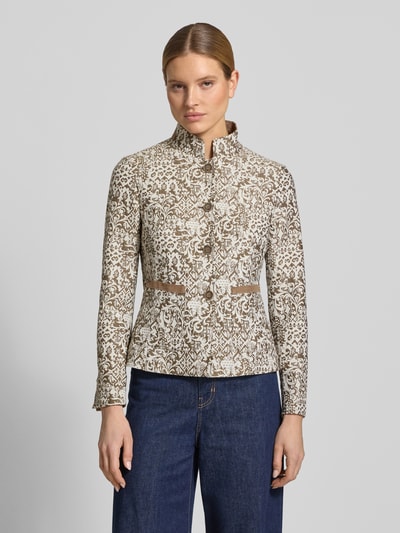 Modelka nosi Slim Fit Blazer im Allover-Look mit Stehkragen od WHITE LABEL, mieszanka bawełny, krój slim fit, wzór na całej powierzchni, stójka, listwa guzikowa, długość tyłu w rozmiarze 36: 62 cm, szerokość w rozmiarze 36: 46 cm, długość rękawów w rozmiarze 36: 63 cm, jasnobrązowe i beżowe wzory, gładka tekstura, górna część sylwetki z przodu.