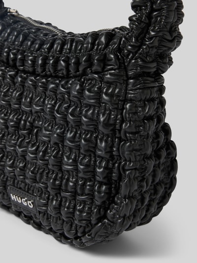 Produktfoto, Henkeltasche mit Label-Applikation Modell 'Mhati' von HUGO in schwarzer Lederoptik, quadratische Form, grobe Flechtstruktur
