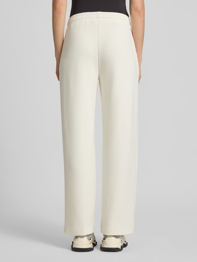 Männermodel trägt Sweatpants mit Label-Applikation Modell 'Talila' von JOOP!, kremowy kolor, prosty krój, elastyczny pas, materiał z dodatkiem modalu, Szerokość w rozmiarze 36: 40 cm, długość nogawki od wewnątrz 80 cm, Ganzkörperansicht Rückansicht