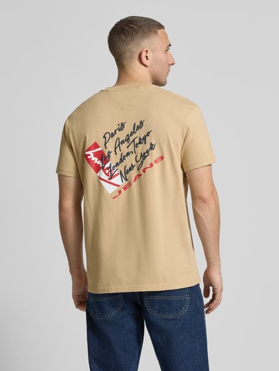 Männermodel trägt Regular Fit T-Shirt aus reiner Baumwolle von Tommy Jeans, Optik: Unifarben, Label-Print, Ganzkörperansicht Rückansicht.
