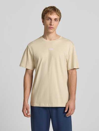 Männermodel trägt T-shirt met logostitching van The North Face in beige, puur katoen, recht model, ronde hals, ruglengte maat M 70 cm, Ganzkörperansicht van voren