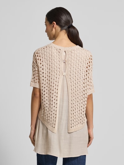 Frauenmodel trägt Minikleid im 2-in-1-Look von Apricot, beiger Ton, gerader Schnitt, strukturierte Häkeloptik, Rückenlänge 79 cm, Ganzkörperansicht Rückansicht.