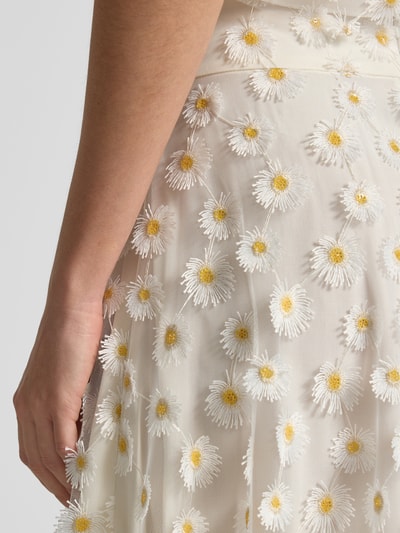 Frauenmodel trägt Midirock aus Tüll im Allover-Look von Luisa Cerano, cremefarbene Stickings in A-Linie, Bundweite bei Größe 36: 52 cm, Nahaufnahme Oberkörper.
