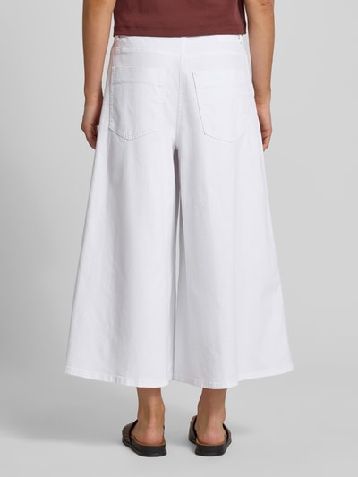 Männermodel trägt Wide Fit Jeans in verkürzter Passform Modell 'Ella' von MAC, bawełniany elastyczny materiał, kieszenie z tyłu, szerokość w rozmiarze 36: 41 cm, długość nogawki wewnętrznej: 58 cm, widok na całe ciało z tyłu.