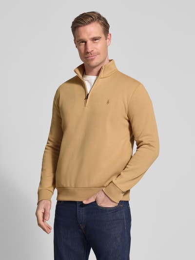 Männermodel trägt Regular Fit Troyer aus katoenmix van Polo Ralph Lauren, look: effen met logodetail, schipperskraag met korte ritssluiting, lange mouw met geribde mouw- en rompzoom, sweat materiaalverwerking, ganzkörperansicht van voren.