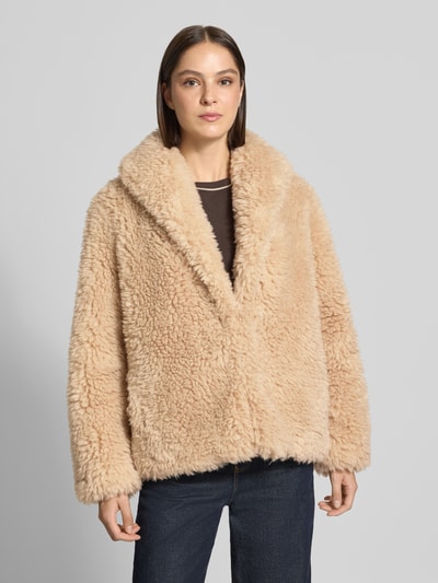 Frauenmodel trägt Regular Fit Hose aus Teddyfell Modell 'COSETTA' von Marella, beige, weiche Textur, Ganzkörperansicht von vorne. Damen Hose von Marella, Teddyfell, Regular Fit, Modell 'COSETTA', Reverskragen, Rückenlänge bei Größe 36: 73 cm, Schulterbreite bei Größe 36: 50 cm, Brustweite bei Größe 36: 60 cm, Ärmellänge bei Größe 36: 62 cm.