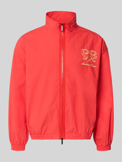 Produktfoto, Segeljacke mit Stehkragen und Logo-Stitching von ANOTHER COTTON LAB, bawełna, prosty krój, dwa zamki, logo, elastyczne wykończenia, długość tyłu w rozmiarze M 63 cm, szerokość ramion w rozmiarze M 60 cm, szerokość w rozmiarze M 63 cm, długość rękawa w rozmiarze M 55 cm, kolor czerwony