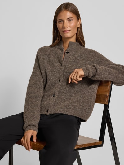 Frauenmodel trägt Regular Fit Cardigan aus Woll-Alpaka-Mix Modell 'Alpha' von Gestuz in Strick-Optik, braune Farbe, Nahaufnahme Oberkörper.