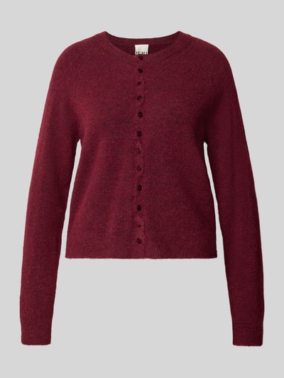 Produktfoto, Regular Fit Strickjacke aus Woll-Mix Modell 'SAGE' von ICHI in dunklem Rot, weiche Textur, elastischer Alpaka-Mix, lange Ärmel, durchgehende Knopfleiste, gerippte Abschlüsse.