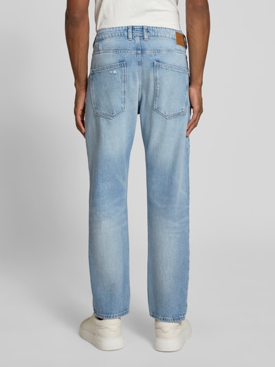 Männermodel trägt Jeans im Destroyed-Look Modell 'HIGHT' von Drykorn aus Reine Baumwolle Regular-Fit, Bundweite 47 cm, Innenbeinlänge 72 cm, Ganzkörperansicht Rückansicht.