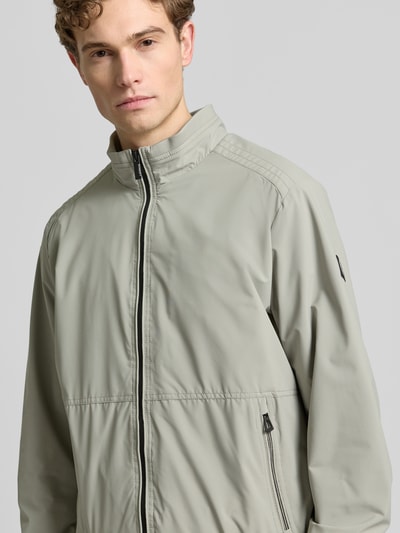 Männermodel trägt Regular Fit Jacke mit Stehkragen von Lerros in Hellgrau, glatte Textur, elastischer Material-Mix, Nahaufnahme Oberkörper.