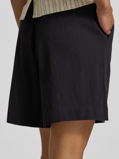 Frauenmodel trägt Regular Fit Bermudas mit elastischem Bund Modell 'CISSIE' von Soyaconcept, Reine Baumwolle, Nahaufnahme Oberschenkel.
