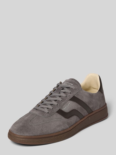 Produktfoto, Sneaker aus echtem Rindsleder Modell 'Cuzmo' von GANT, graues Wildleder mit braunen Details, weiße Sohle, Herren Sneaker