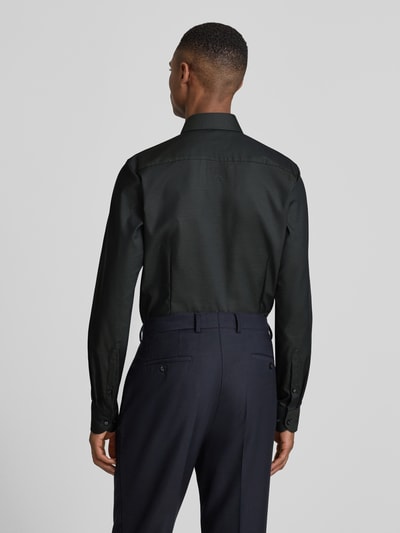 Männermodel trägt Slim Fit Businesshemd aus Baumwolle mit Kentkragen von OLYMP Level Five in Dunkel und glatter Textur, Baumwoll-Elasthan-Mix, Ganzkörperansicht Rückansicht.