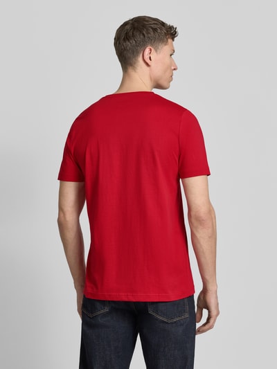 Männermodel trägt T-Shirt mit Rundhalsausschnitt und Label-Stitching von Fynch-Hatton, Herren T-Shirt aus Reine Baumwolle, Regular-Fit, Rückenlänge bei Größe M 71 cm, Ganzkörperansicht Rückansicht.