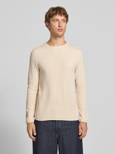 Männermodel trägt Slim Fit Pullover aus reiner Baumwolle von REVIEW in Strick-Optik, beige, Rundhalsausschnitt, Ganzkörperansicht von vorne.