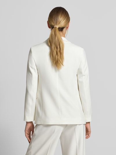 Vrouwenmodel draagt Regular Fit Longblazer met Reverskraag model 'JABLA3' van BOSS Orange in effen wit, lange mouw, klepzakken, 1-knoopsluiting, volledige rugaanzicht.