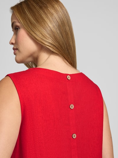Frauenmodel trägt knielanges Kleid aus Leinen-Viskose-Mix Modell 'LAVA' von FREE/QUENT in Rot, strukturierte Oberfläche, Detailaufnahme Rückansicht, Damen Kleid mit geradem Schnitt und Rundhalsausschnitt