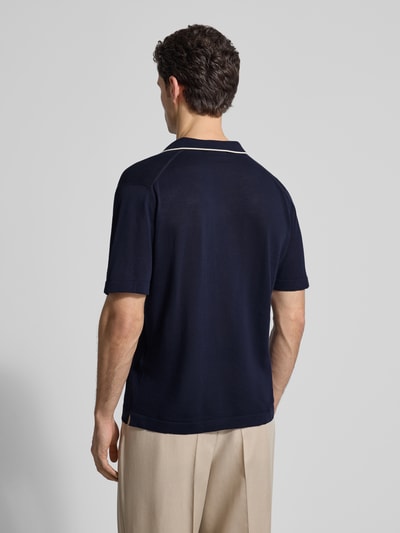 Männermodel trägt Regular Fit Poloshirt aus bawełny von CRUNA, kołnierzyk polo, imitacja dzianiny, długość tyłu 67 cm w rozmiarze 50, Ganzkörperansicht Rückansicht