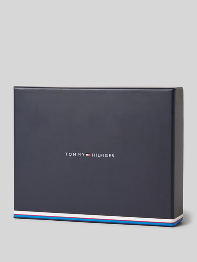 Produktfoto, Portemonnaie aus echtem Rindsleder von Tommy Hilfiger, Unifarben, Label-Print, Kontrastnähte, Nappleder, Zubehörbox.