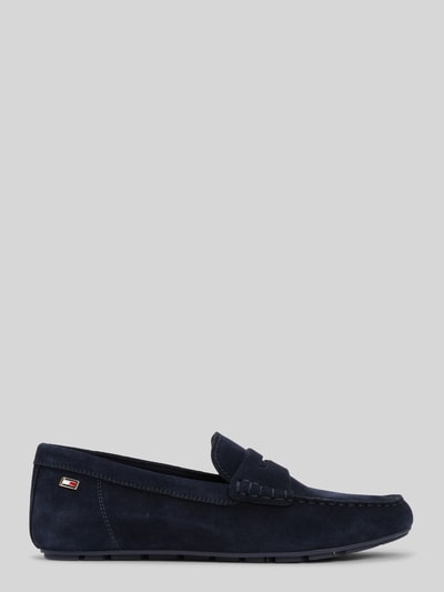 Produktfoto, Mokassins aus Veloursleder von Tommy Hilfiger, granatowy kolor, uniwersalny wygląd, penny pasek, logo, skóra naturalna