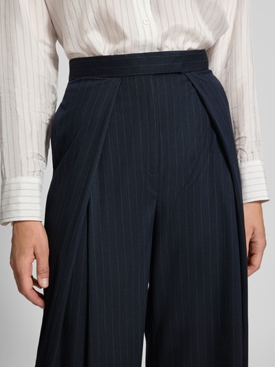 Vrouwenmodel draagt donkerblauwe stoffen broek met fijne strepen, elastische materiaalmix met viscose, relaxed fit, Stolpplooien, Steekzakken, Bandwijdte maat 36: 36 cm, Binnenbeenlengte maat 36: 78 cm, Fließende Hose mit weitem Bein van Style Icon Collection, close-up bovenlichaam.